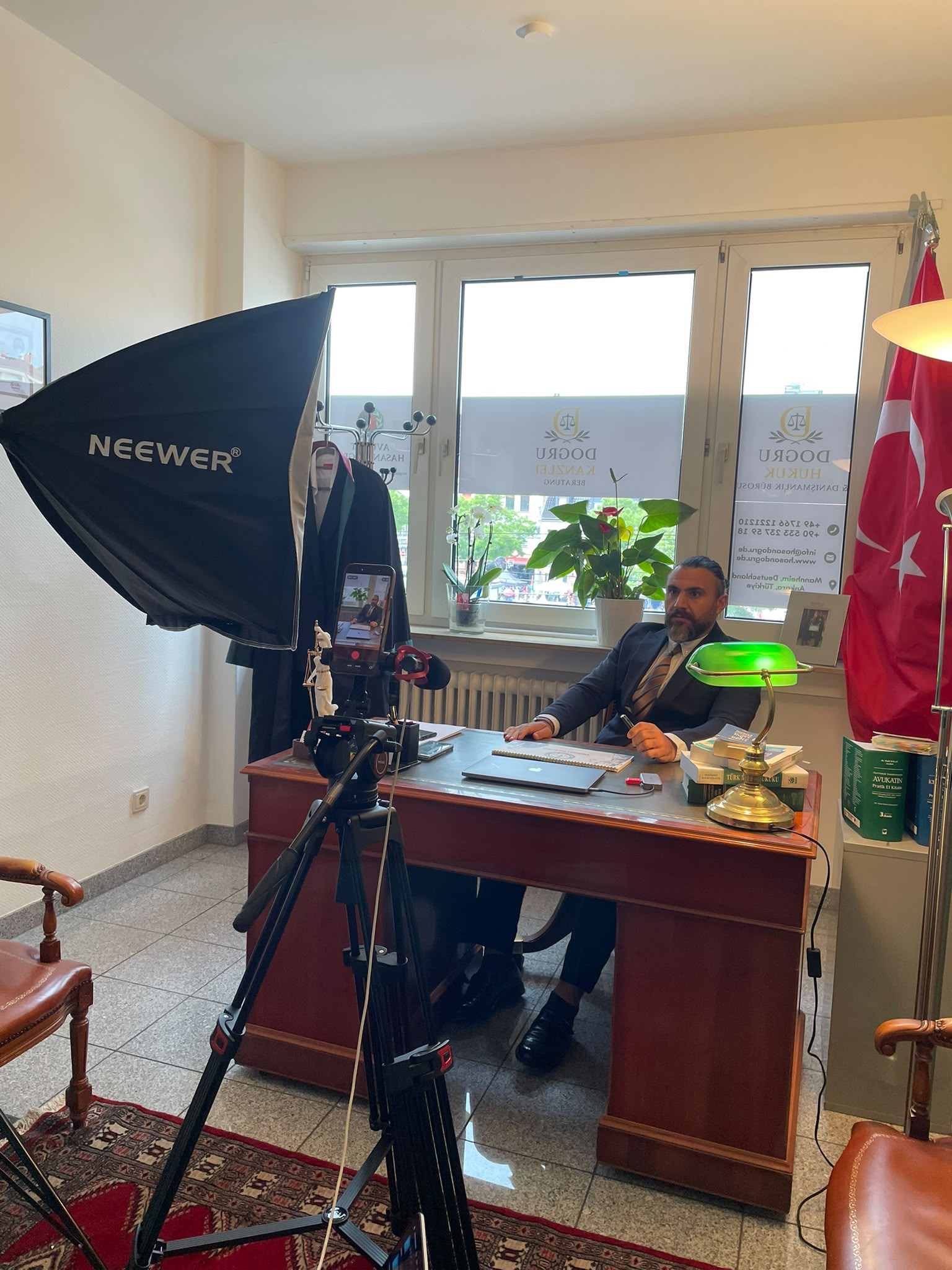 Hasan Doğru im Büro Mannheim